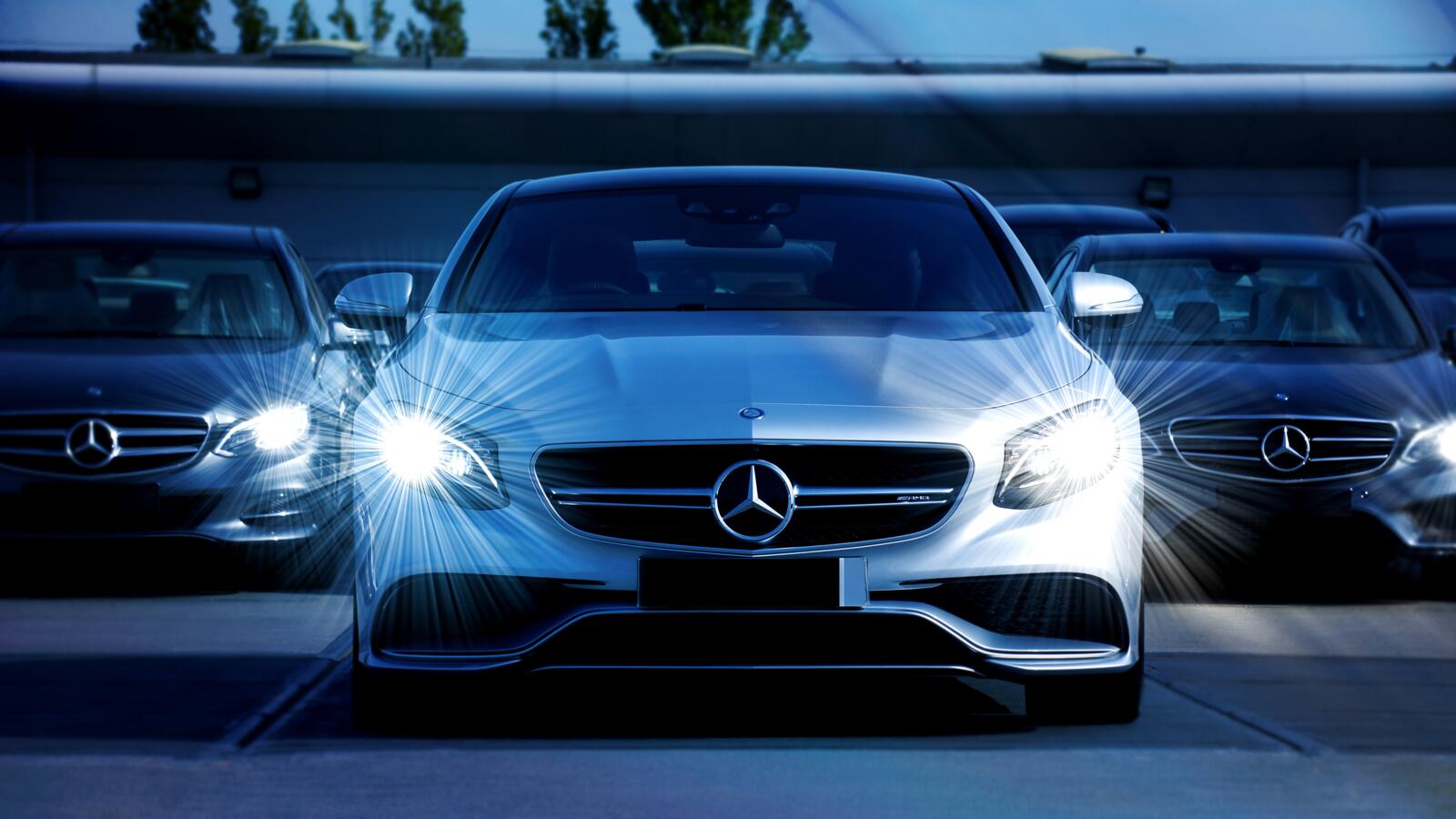 Flota de vehículos Mercedes-Benz de noche