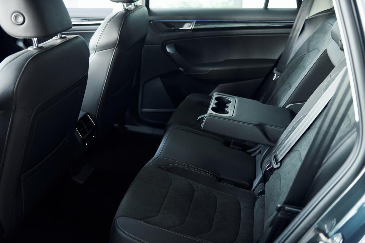 Interior trasero de un vehículo ejecutivo